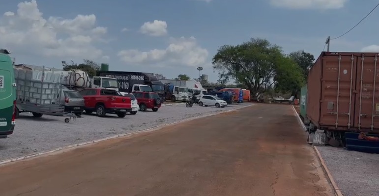 Estacionamento para guarda de motorhomes.